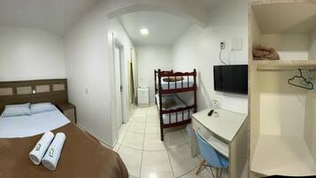 Quarto triplo conforto | Escrivaninha, espaço de trabalho para notebook, Wi-Fi de cortesia