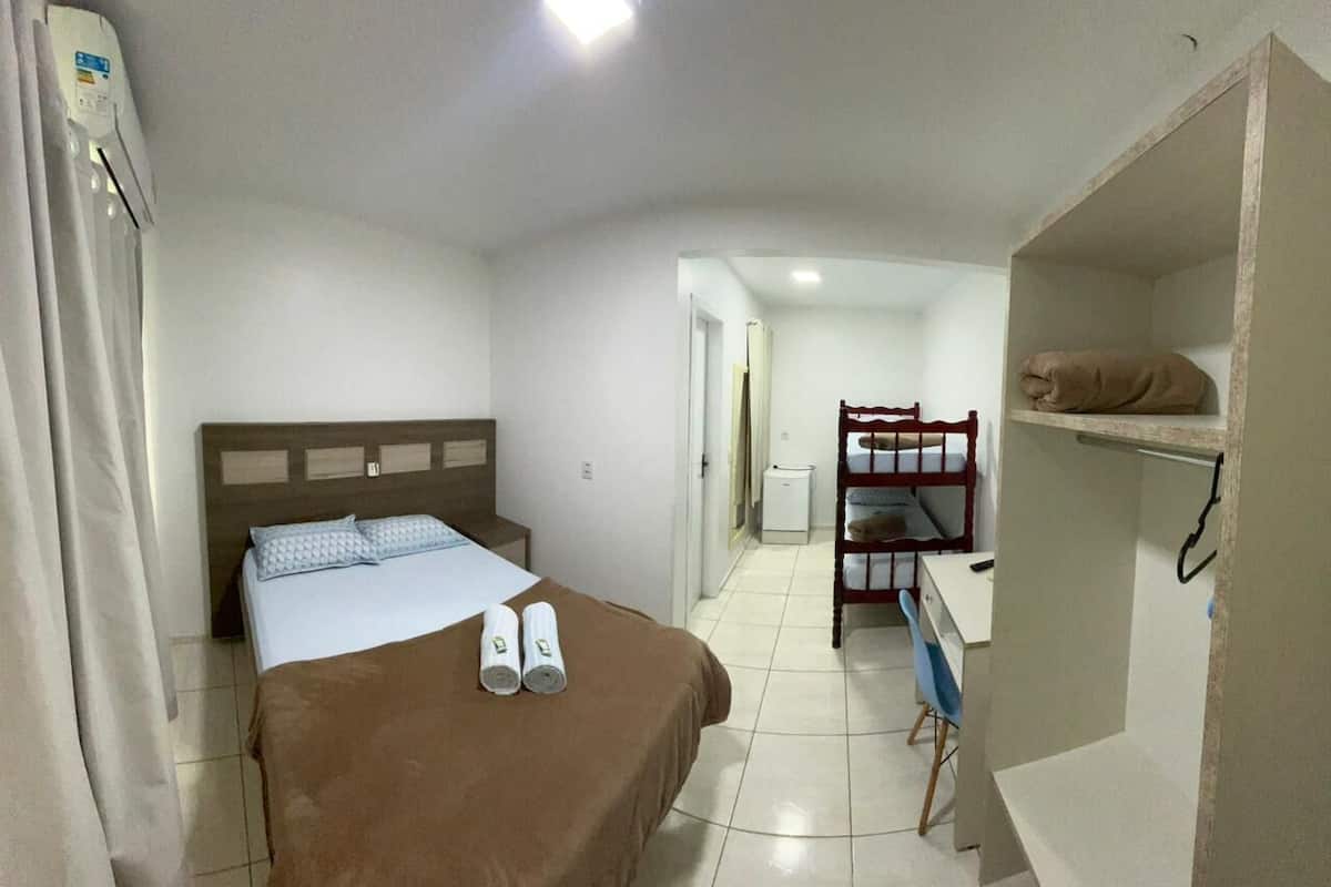 Quarto triplo conforto | Escrivaninha, espaço de trabalho para notebook, Wi-Fi de cortesia