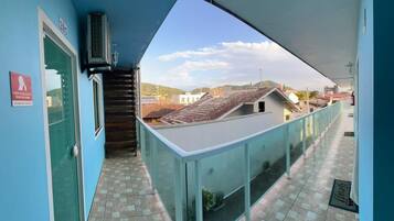 32-inch LED TV with cable channels, TV