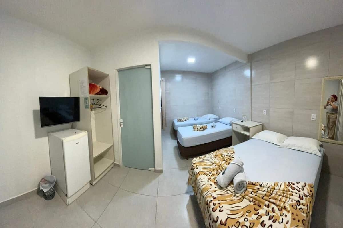 Quarto quádruplo standard | Escrivaninha, espaço de trabalho para notebook, Wi-Fi de cortesia