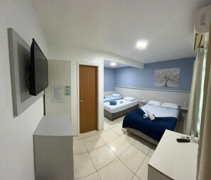 Habitación cuádruple Confort | Escritorio, espacio para trabajar con laptop y wifi gratis