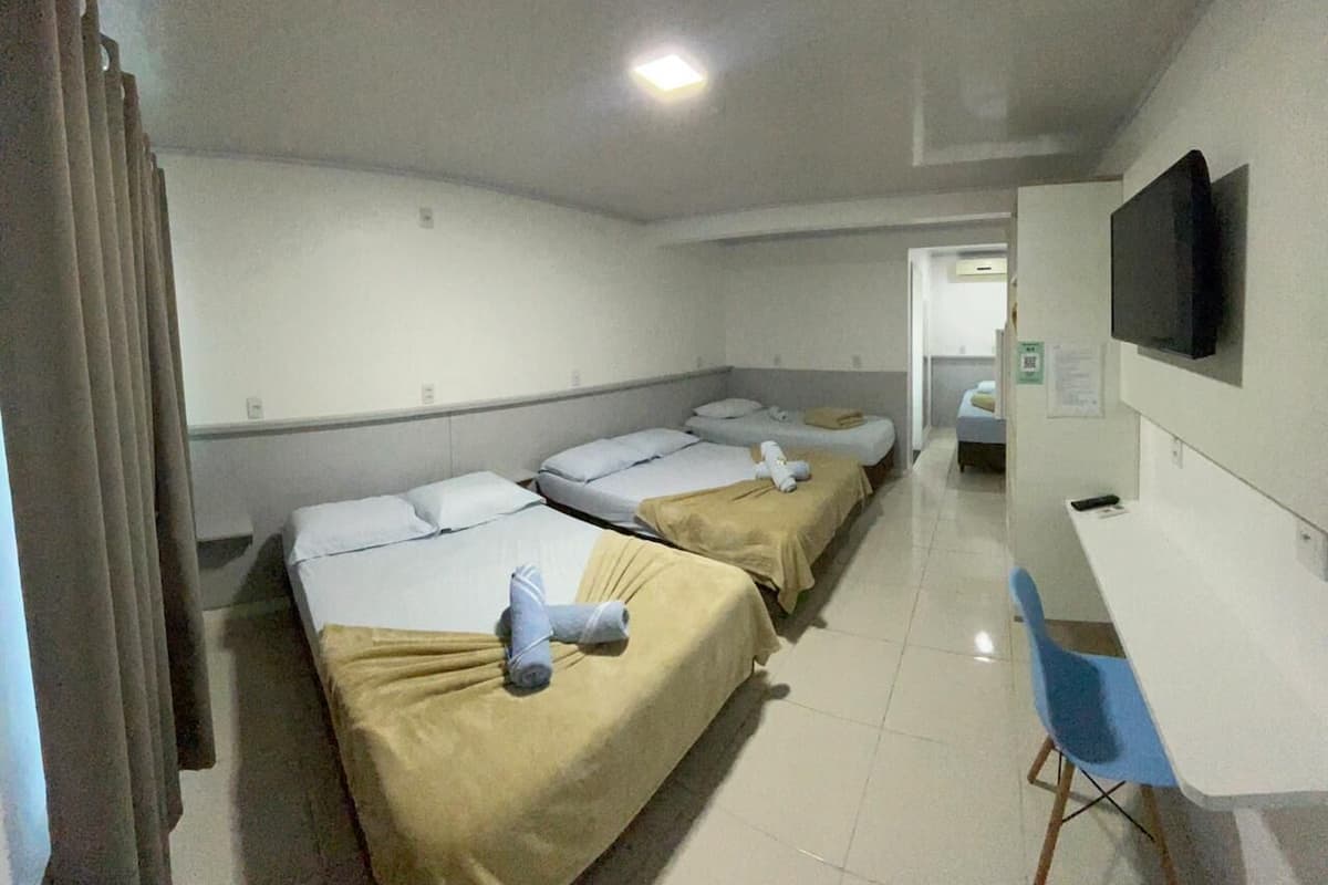 Quarto família | Escrivaninha, espaço de trabalho para notebook, Wi-Fi de cortesia