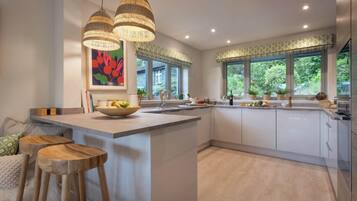 Geladeira, micro-ondas, fogão, cooktop