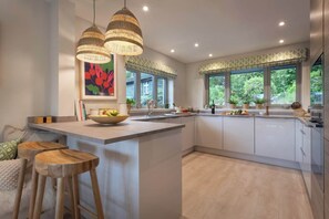 Fridge, microwave, oven, stovetop - Barakat Lakes Escape (Ambleside)