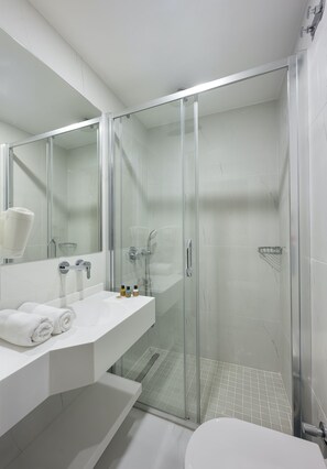 Deluxe Single Room | Bathroom | Shower, free toiletries, hair dryer, slippers - UK Hotel İstanbul (Istanbul)