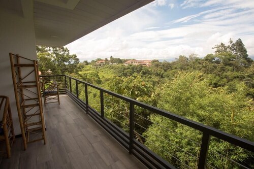 Luxury Romantic Villa in Escazu w/Jacuzzi & Views