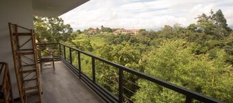 Luxury Romantic Villa in Escazu w/Jacuzzi & Views