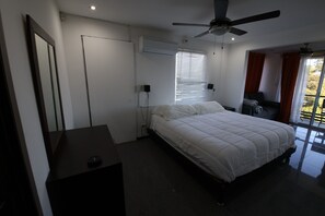A bedroom with a bed, a desk, a ceiling fan, and a window with blinds. - Luxury Romantic Villa in Escazu w/Jacuzzi & Views (Escazú)