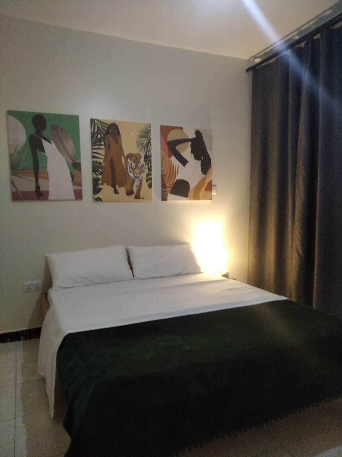 1 soveværelse, skrivebord, adgang for kørestole