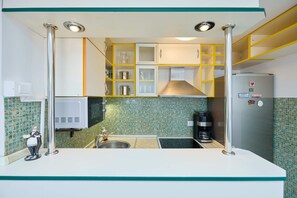 Apartamento (3 Bedrooms) | Cocina privada | Frigorífico, microondas, horno y placa de cocina