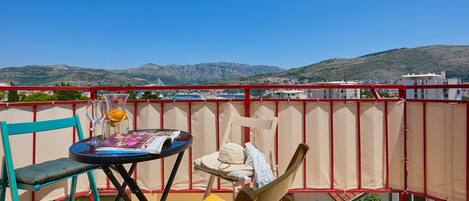 Apartemen (3 Bedrooms) | Balkon