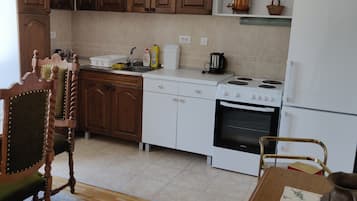 Private kitchen | Fridge, microwave, oven, stovetop