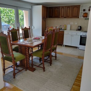 Kühlschrank, Mikrowelle, Ofen, Herdplatte