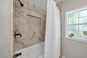 Badekar, hårføner og håndklær
