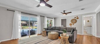 4 BR 2 BA + Private Pool + Pickleball Fun