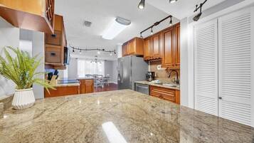 Køleskab, mikrobølgeovn, ovn, kogeplade