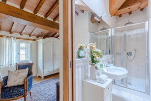 Shower, hair dryer, towels - Dimora delle Camelie, a traditional stylish stone farmhouse with garden on the hills of Compitese between Lucca and Pisa (Pieve di Compito)