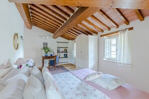 4 habitaciones, tabla de planchar con plancha y ropa de cama