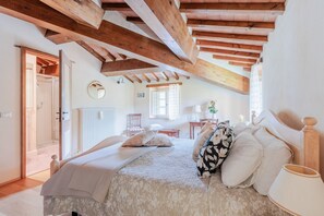 4 bedrooms, iron/ironing board, bed sheets