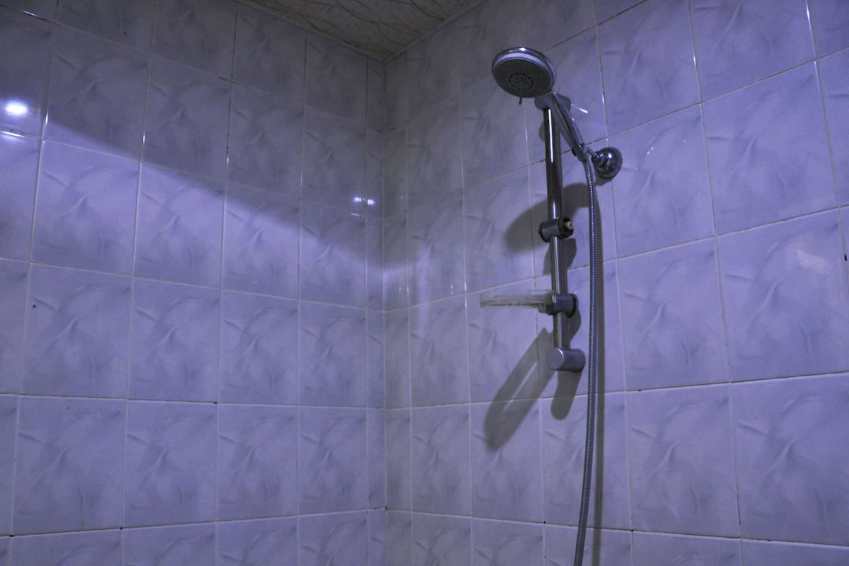 Duş, havlu, sabun, tuvalet kâğıdı