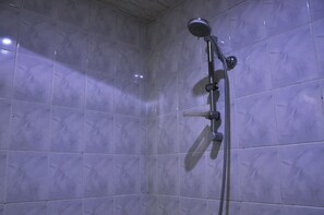 Shower, towels, soap, toilet paper - Vak Guesthouse (Yerevan)