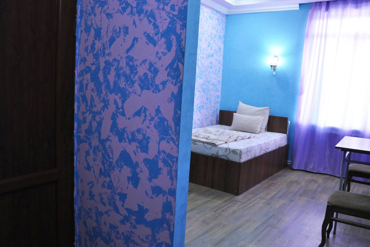 Deluxe Tek Büyük Yataklı Oda | Ücretsiz kablosuz İnternet, çarşaf takımı