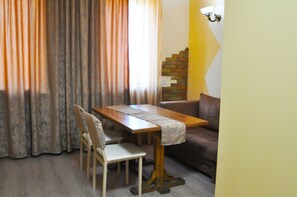 Habitación doble estándar | Área de sala de estar