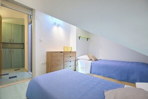 3 bedrooms, iron/ironing board, WiFi, bed sheets