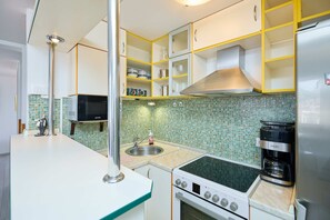 Refrigerador, microondas, horno, placa de cocina