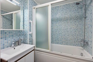 Badewanne, Haartrockner, Handtücher
