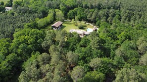 A large estate surrounded by dense forest, featuring a main building with a large patio area. - 7 minutes from Lac de Maubuisson, 15 minutes from CARCANS (see page) (CARCANS)