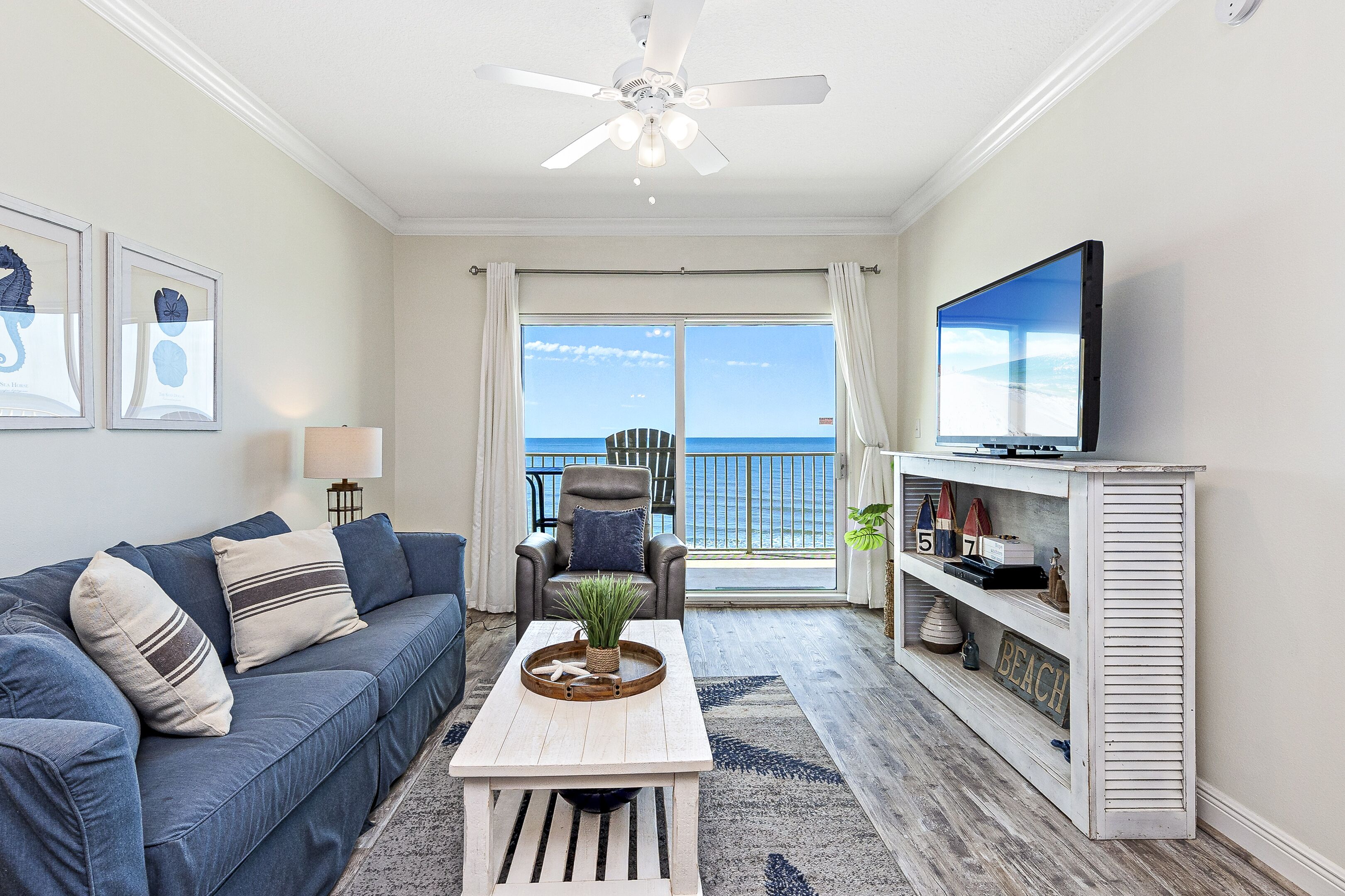 Télévision à écran plat, lecteur de DVD, baby-foot