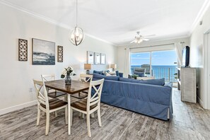 TV a schermo piatto, lettore DVD, tavolo da calcetto