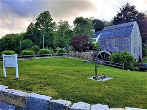 Property grounds - Beautiful home!!! Private game room, swimming pool and pets allowed. (Sandwich)