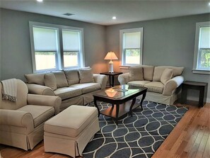 TV - Beautiful home!!! Private game room, swimming pool and pets allowed. (Sandwich)