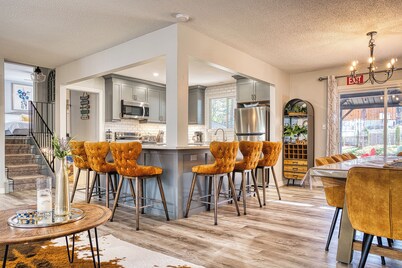 Luxury retreat-King Beds- Game Room- Hot Tub-Private Beach Access