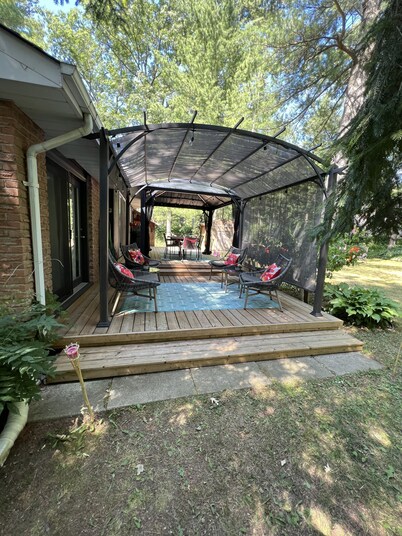 Luxury retreat-King Beds- Game Room- Hot Tub-Private Beach Access