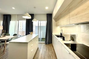 Kühlschrank, Mikrowelle, Ofen, Herdplatte