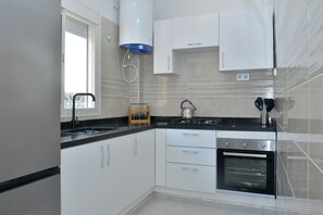 Kühlschrank, Ofen, Herdplatte, Kochgeschirr/Geschirr/Besteck