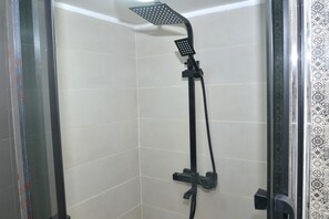 Combined shower/bathtub, bidet, towels, soap - Beautiful apartment near finance City (Casablanca)