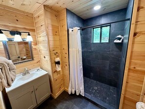 Combined shower/bathtub, hair dryer, towels - Knockin' Boots Cabin Hot Tub w/ Beautiful View (Sevierville)