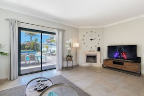 TV, fireplace
