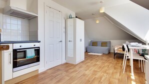Fridge, microwave, oven, electric kettle - Lovely Studio Near Beach & Town Centre (Bournemouth)
