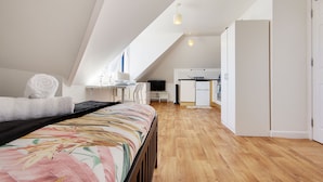 Desk, iron/ironing board, WiFi, bed sheets - Lovely Studio Near Beach & Town Centre (Bournemouth)