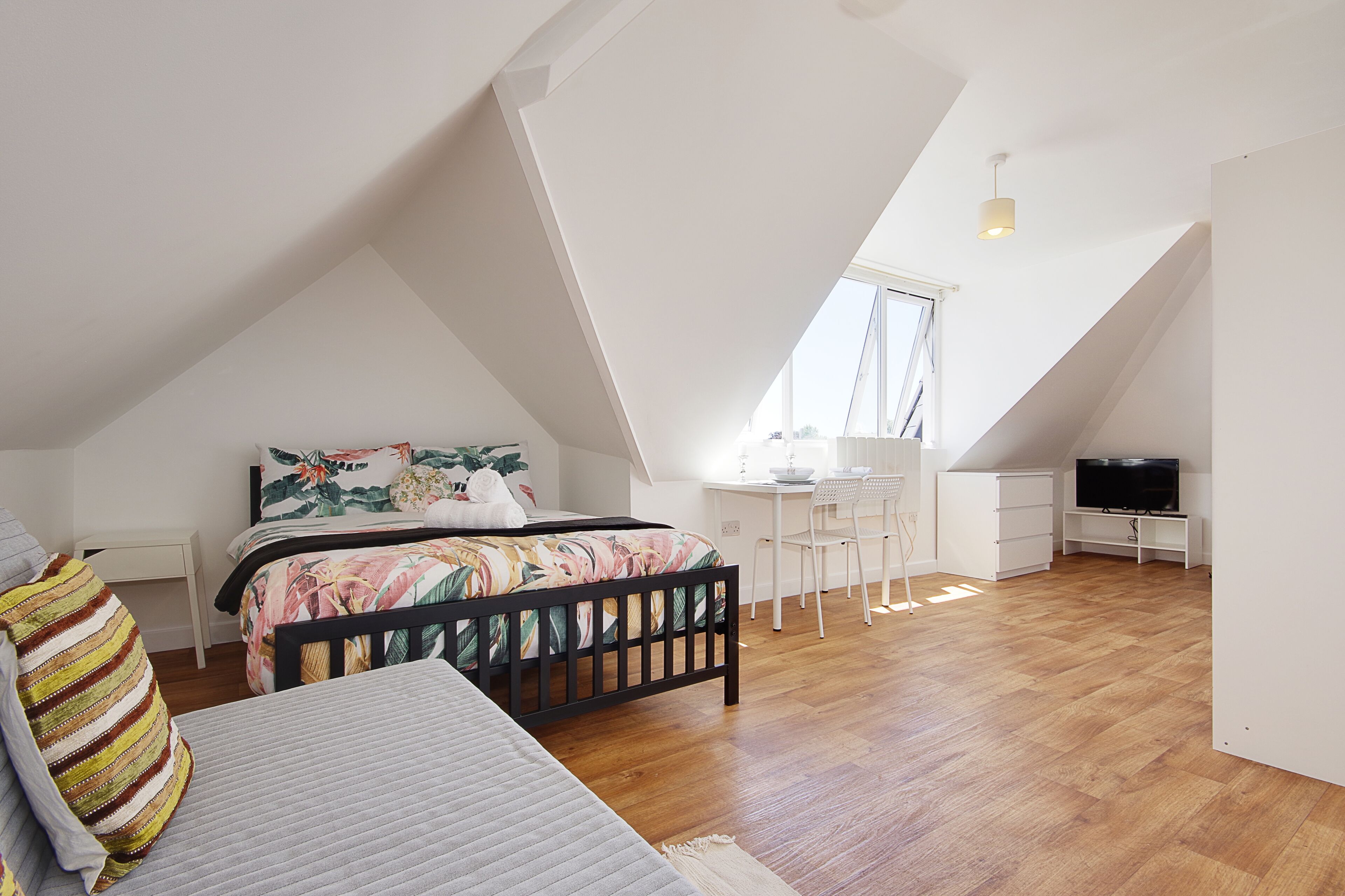 Desk, iron/ironing board, WiFi, bed sheets