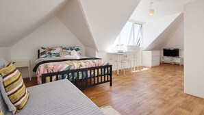 Desk, iron/ironing board, WiFi, bed sheets - Lovely Studio Near Beach & Town Centre (Bournemouth)