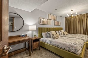 2 عدّة غرف نوم وأسرّة بإسفنج يتكيف مع شكل الجسم ومكواة/لوح كي وسرير سفر