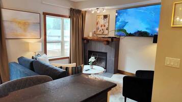 Een televisie, een open haard, Netflix en streamingdiensten