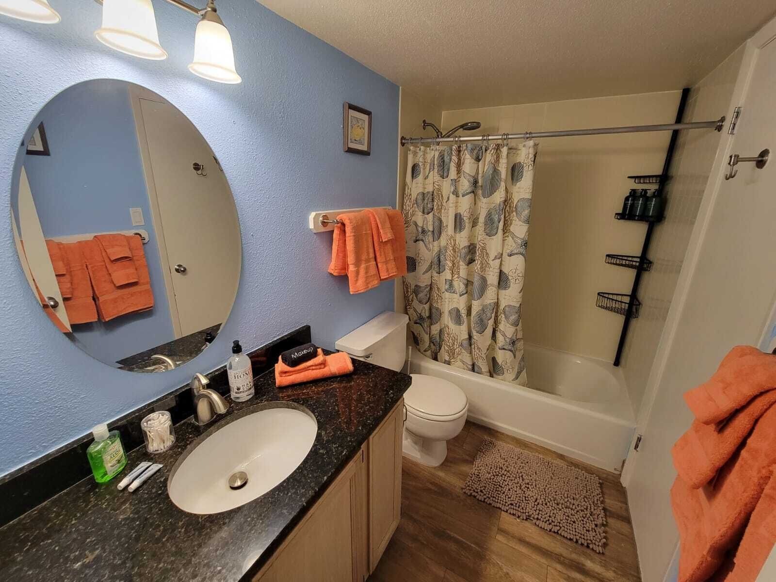Combined shower/tub, towels