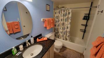 Combined shower/tub, towels